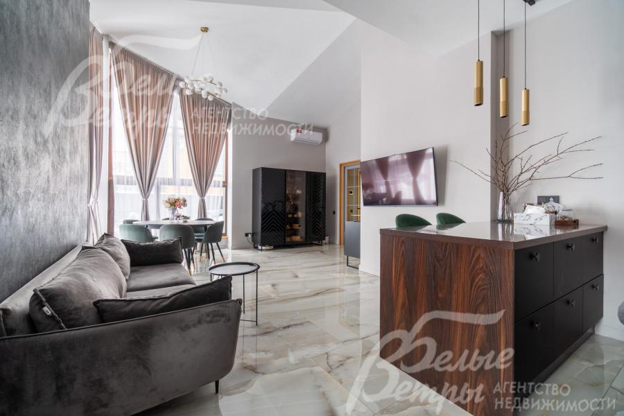 Также на кухне стоит диван, комод в стиле ар-деко, напротив дивана - телевизор LG 65 дюймов