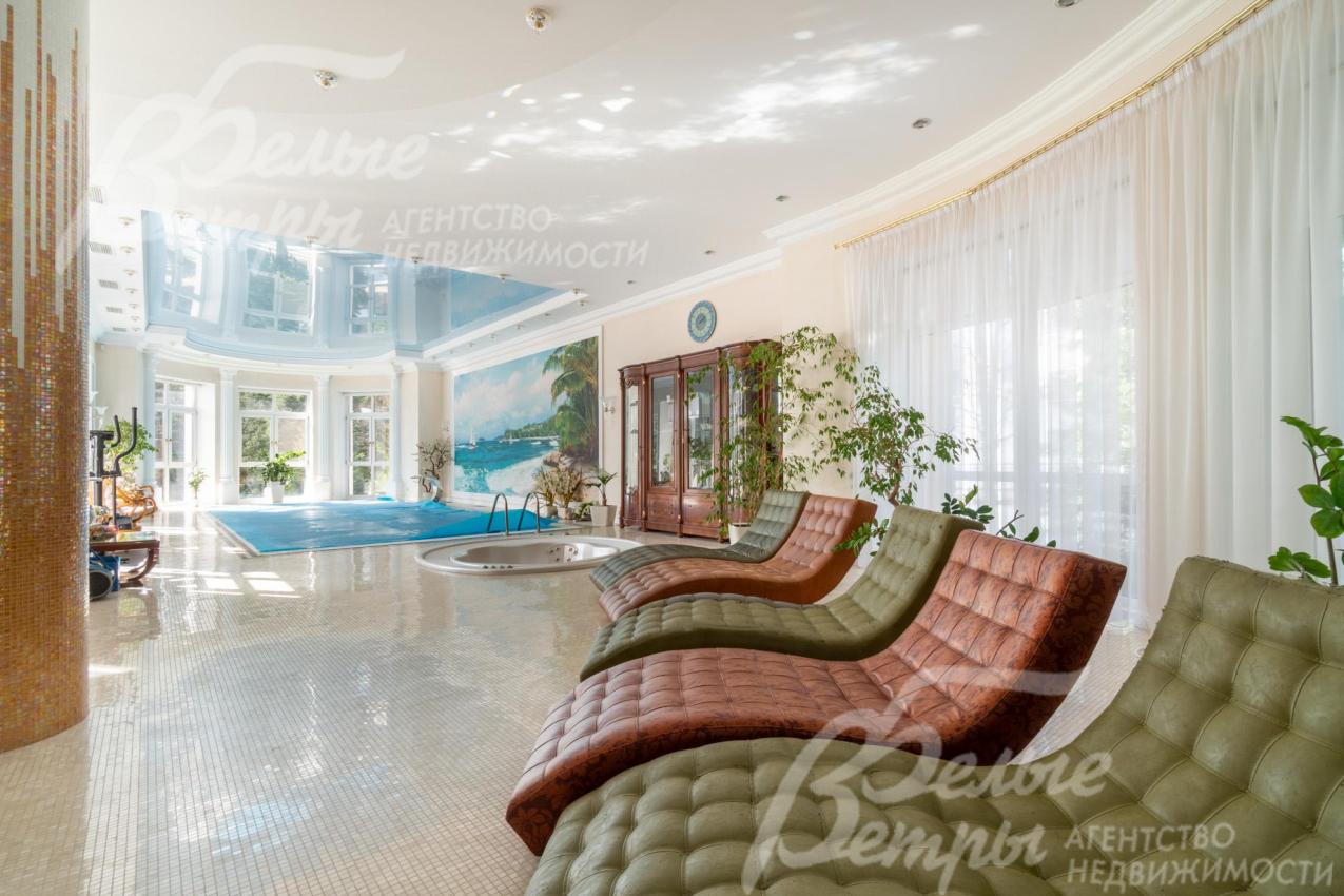 На первом этаже располагается просторная спа-зона с большим бассейном, шезлонгами, столовой и выходом на участок