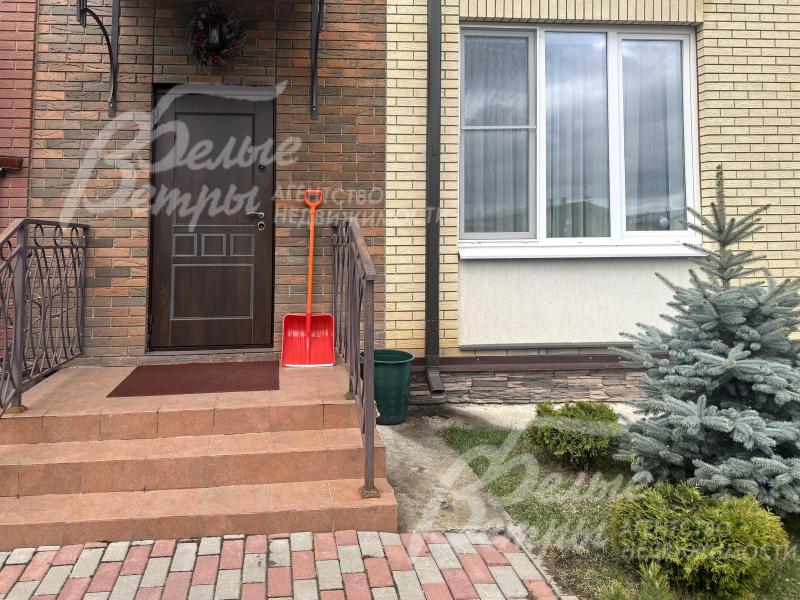 Вход в дом - через крыльцо, на входе установлена входная дверь от компании «Эльбор»