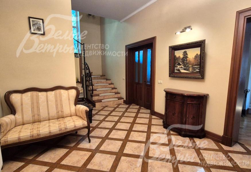 Холл на первом этаже