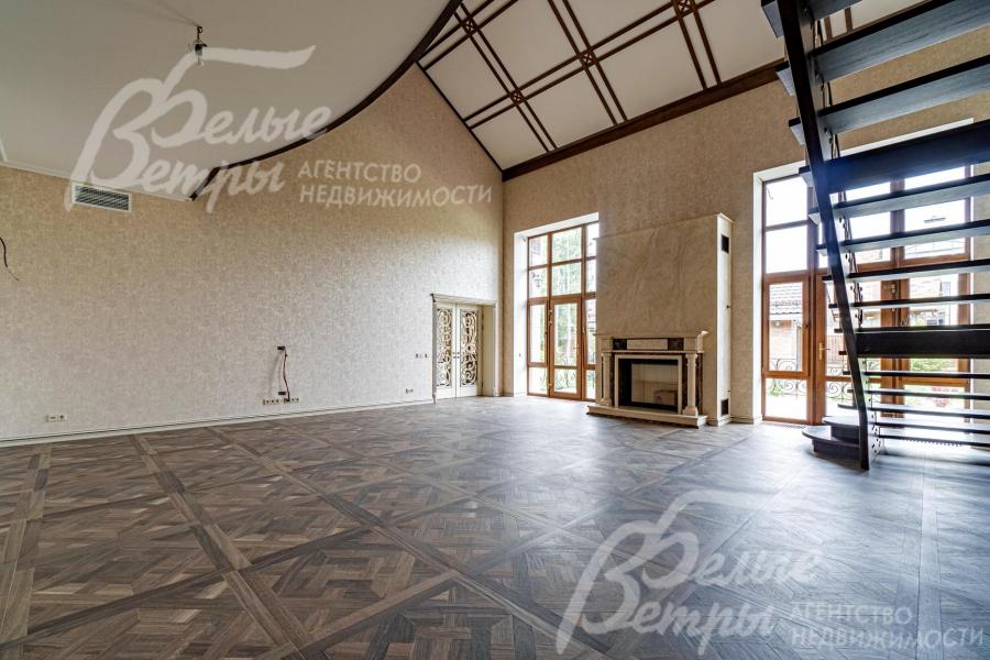 Гостиная с камином и выходом на террасу