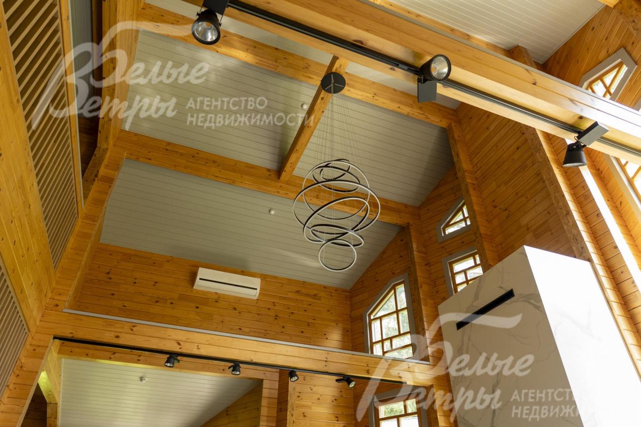 Везде - современное трековое освещение и кондиционеры