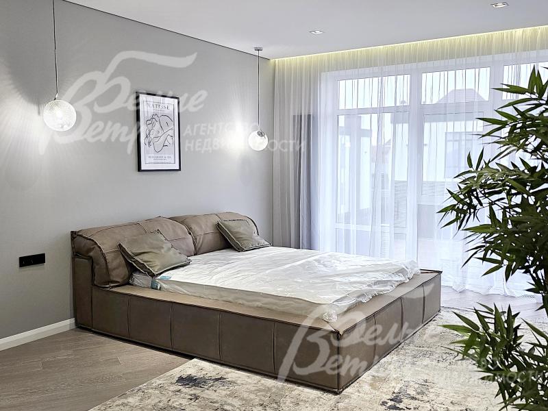 Одна из спален на втором этаже с большим панорамным окном