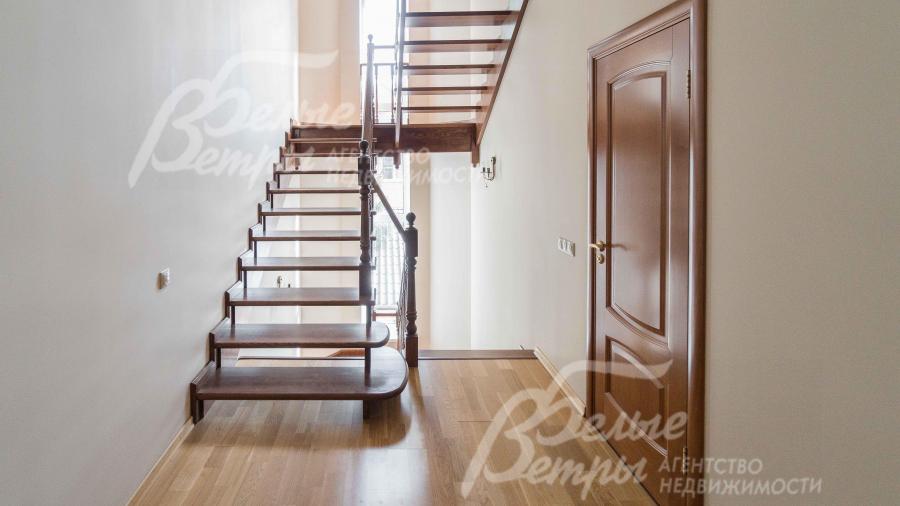 Дубовая лестница стандартной ширины