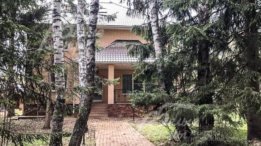 На участке выложены дорожки, есть уличное освещение