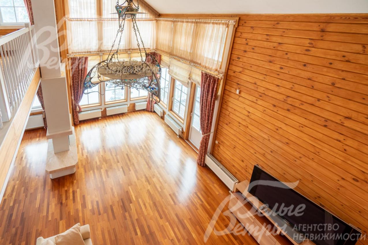 Вид со второго этажа основного дома на гостиную