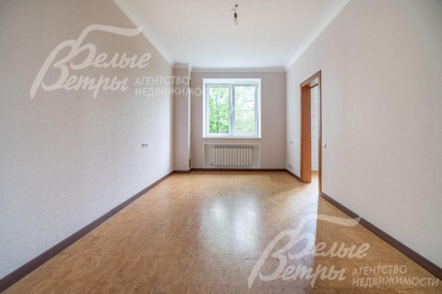 Холл на втором этаже с пробковым напольным покрытием