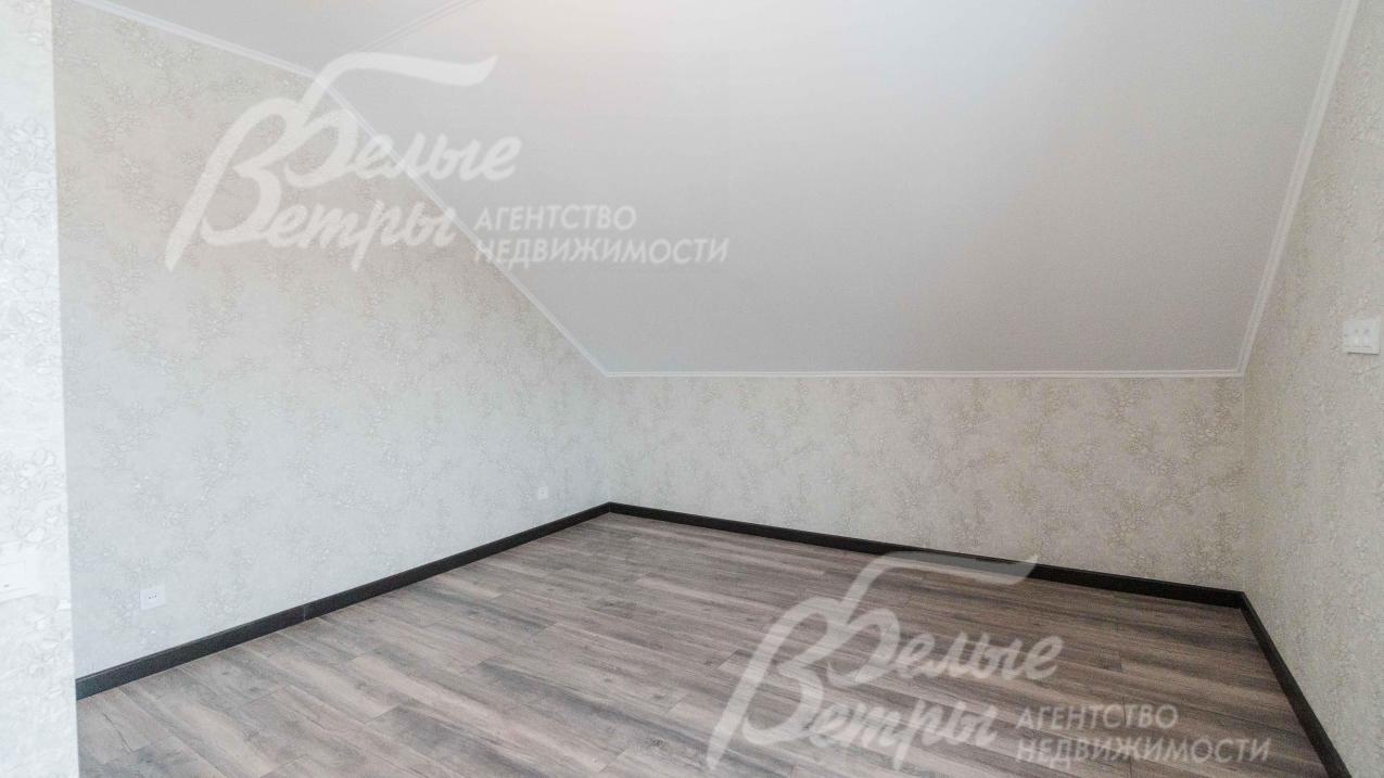 На 2-м этаже на полу ламинат