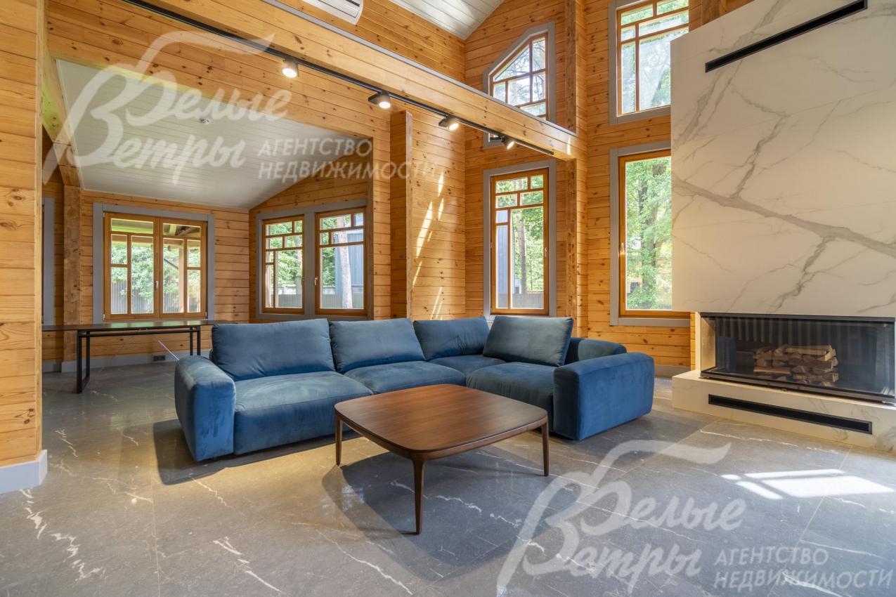 В гостиной установлена диванная группа.