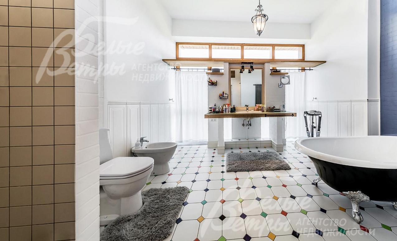 Санузел с ванной в спальне на втором этаже