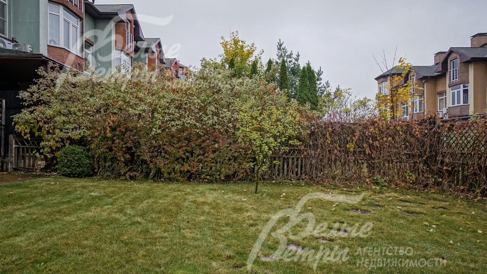 По периметру участка деревянный забор 1,5м с живой изгородью