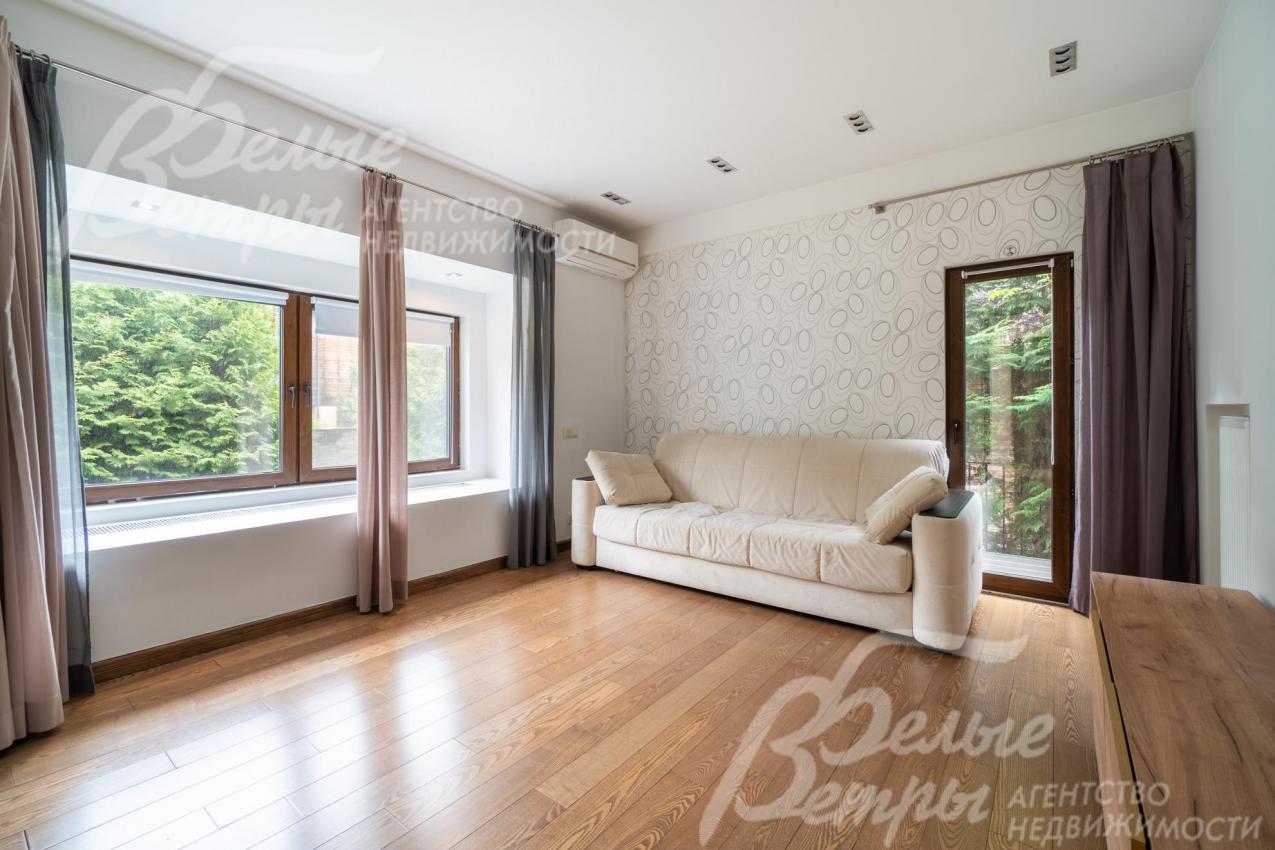 Спальня 1го этажа с выходом на участок.