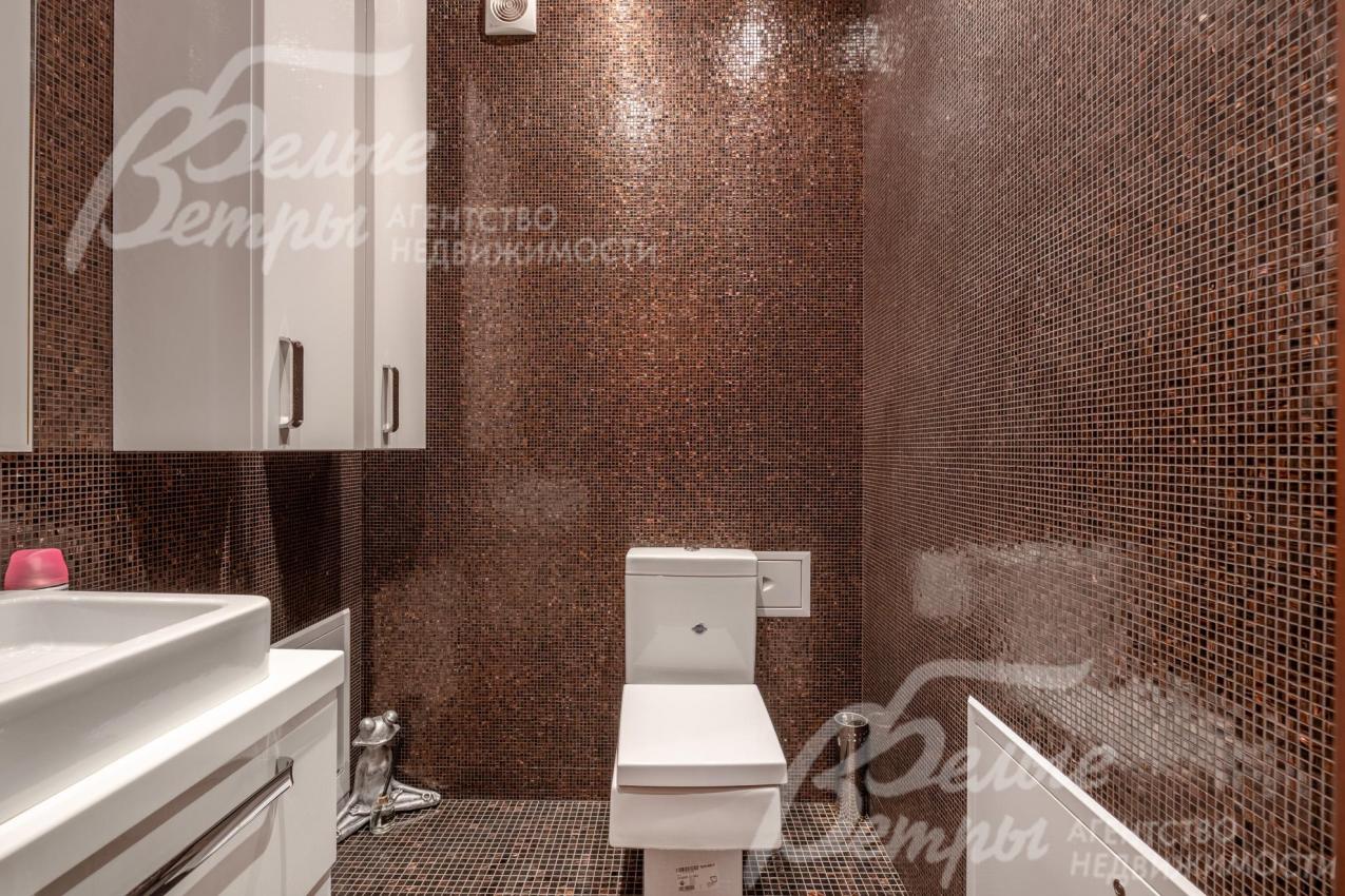 На первом этаже - раздельные санузел и душевая. В санузле - сантехника марки Wonder Gliss