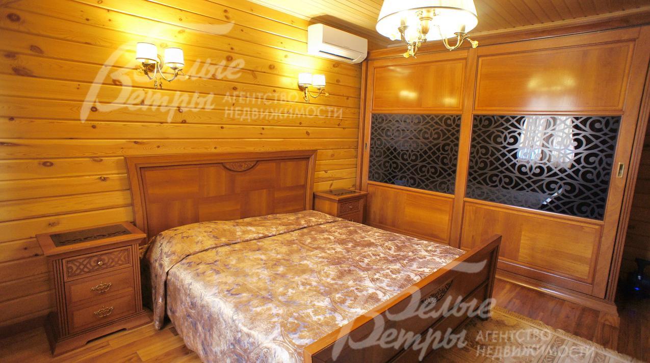 На втором этаже 3 спальни (18.6 кв.м, 21 кв.м, 16 кв.м) и кабинет