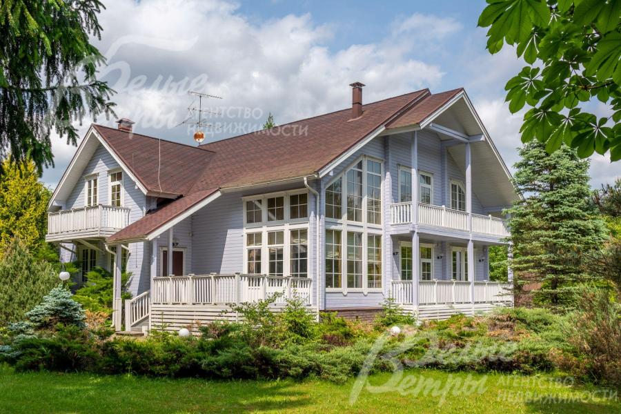 В основном доме - терраса и 3 балкона.