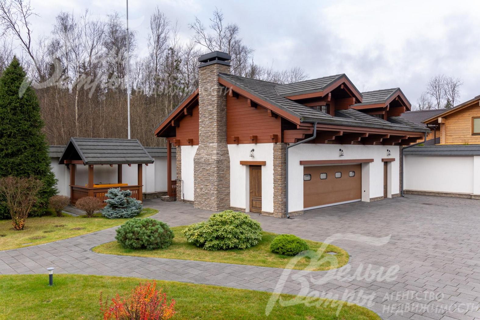 Во вспомогательном доме есть гостевая квартира (на втором этаже) и квартира для персонала (на цокольном этаже)