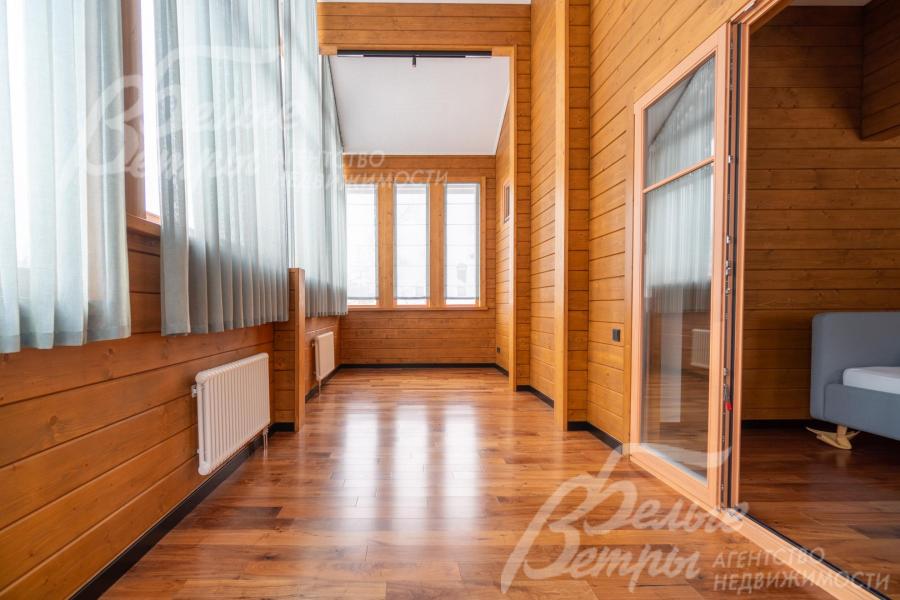 На просторной тёплой веранде площадью 21 кв.м можно обустроить зону отдыха, кабинет или читальный зал