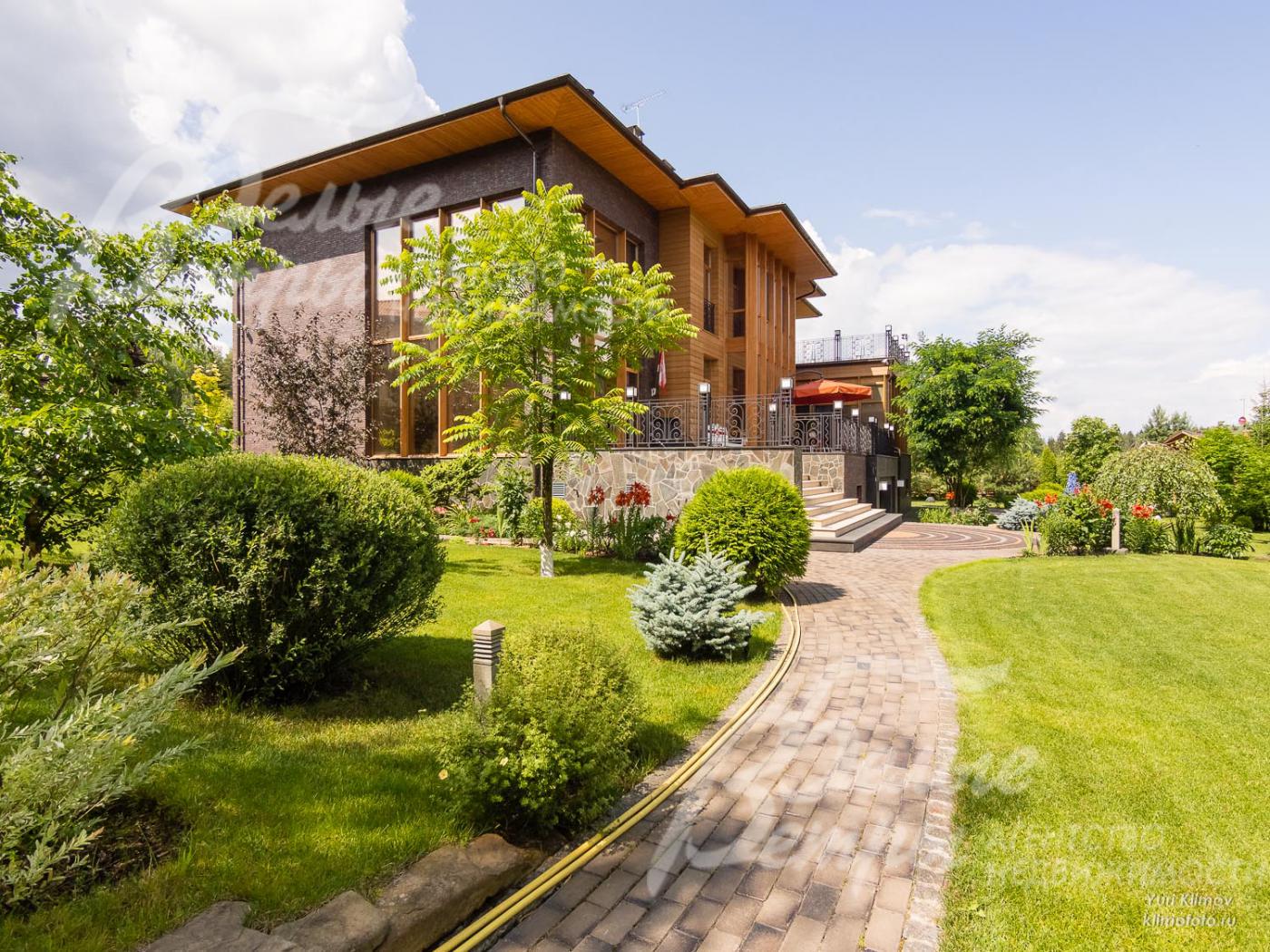 Роскошный ландшафт: ель голубая, ива, дуб красный, туи, береза, бансай, вишня, яблоня, слива, красный клен, кедр, орех. Альпийские горки