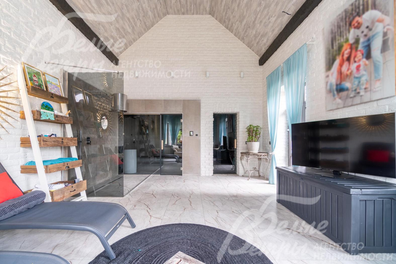 На первом этаже находится спа-зона с комнатой отдыха с диваном, телевизором и шезлонгами