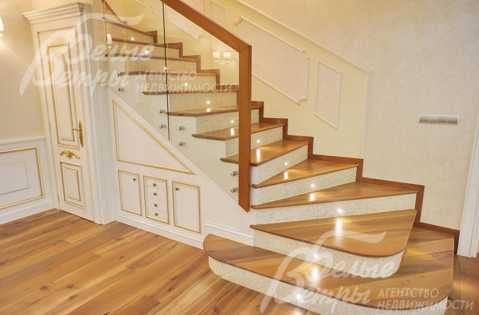 Холл-прихожая в основном доме