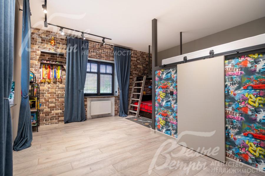 Одна из спален на втором этаже оборудована под детскую комнату