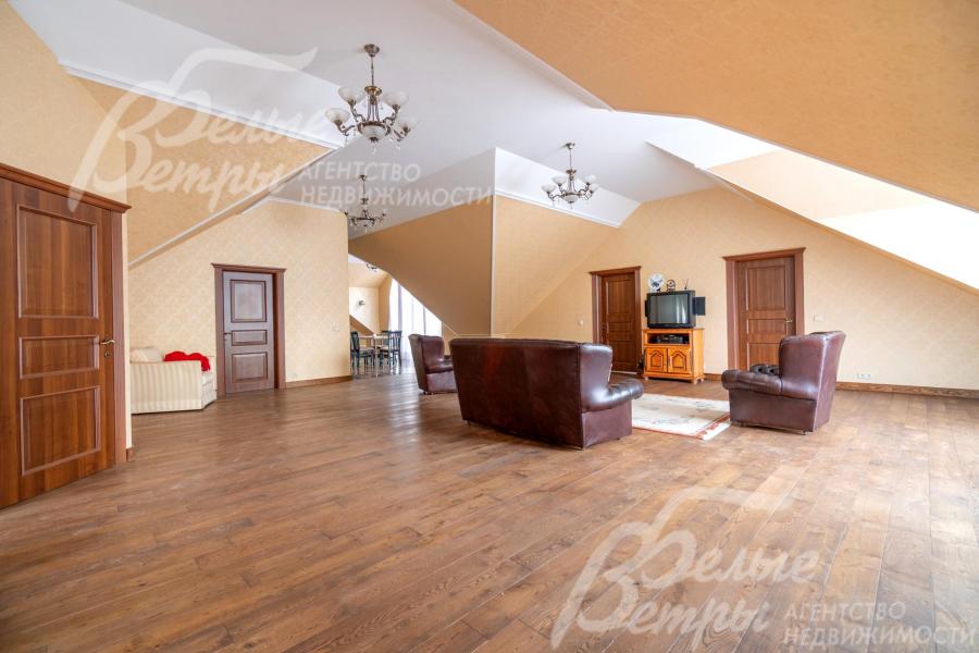 На полу в гостиной инженерная дубовая доска