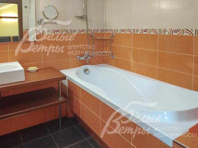 Санузел с ванной в главной спальне