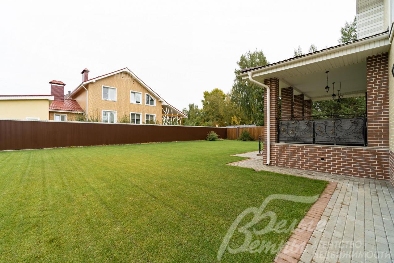 На участке английский рулонный газон