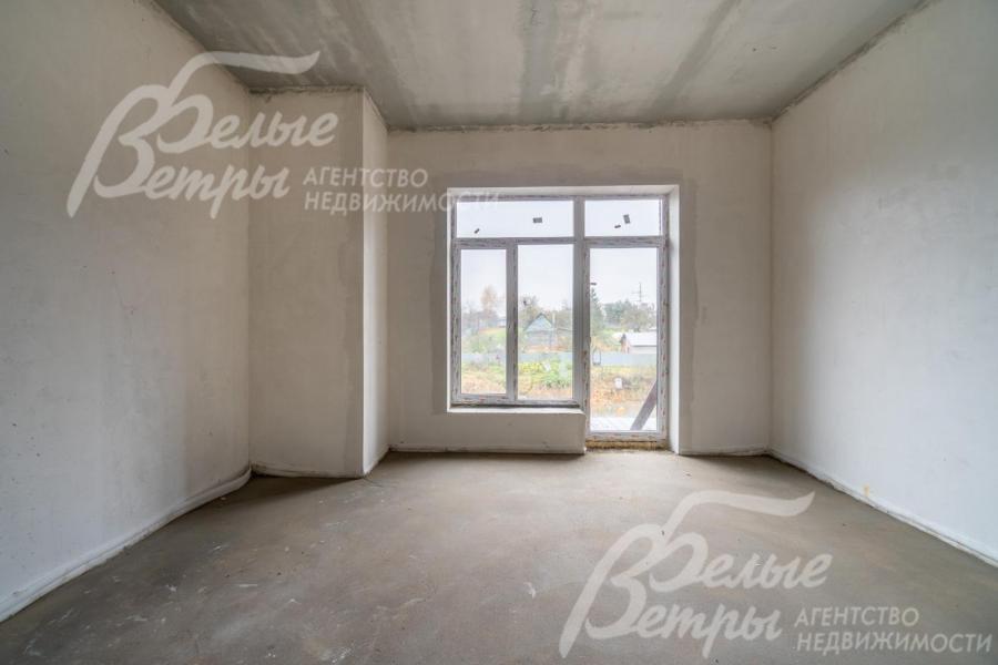 Просторная спальня площадью 21 кв.м на втором этаже с собственным санузлом и выходом на балкон