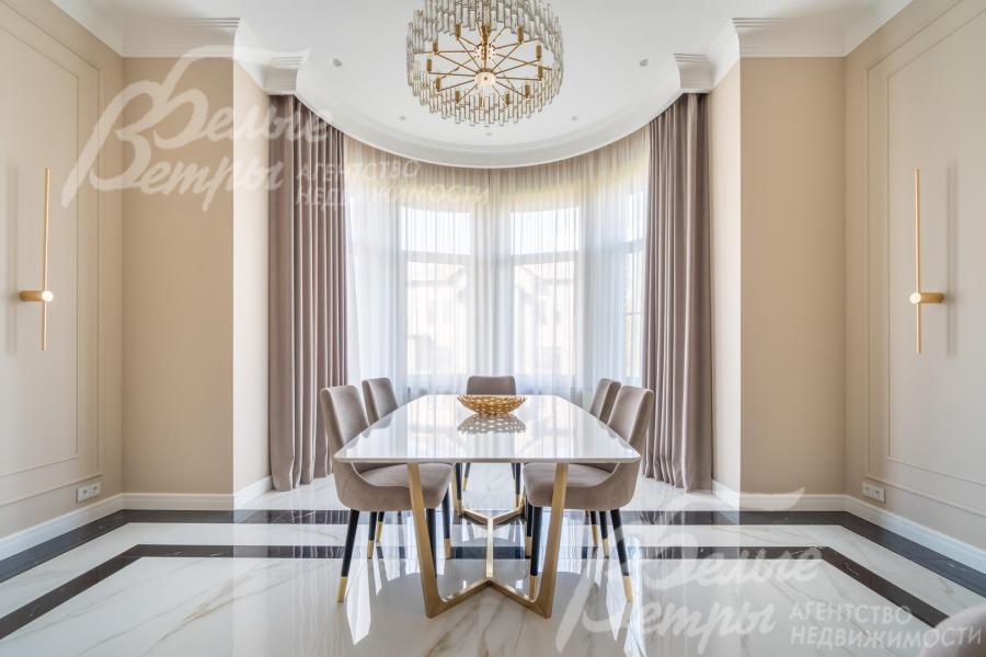 Столовая группа на 6 персон располагается рядом с нишей эркера