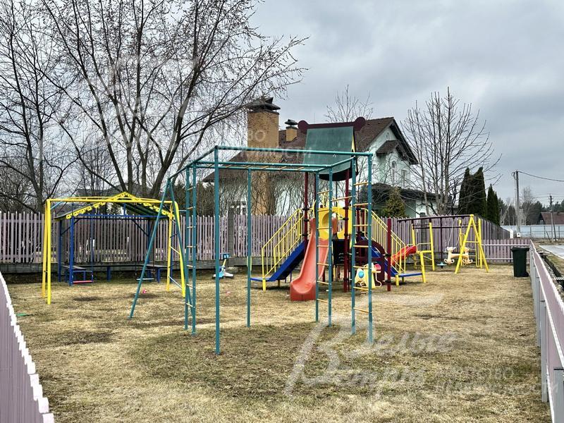 Детская площадка в поселке Две Поляны