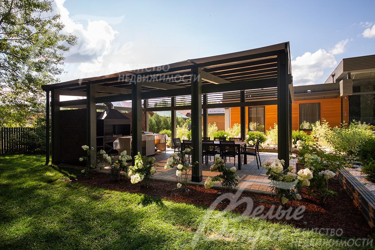 Беседка просторна, эффектно выглядит, стоит на подиуме