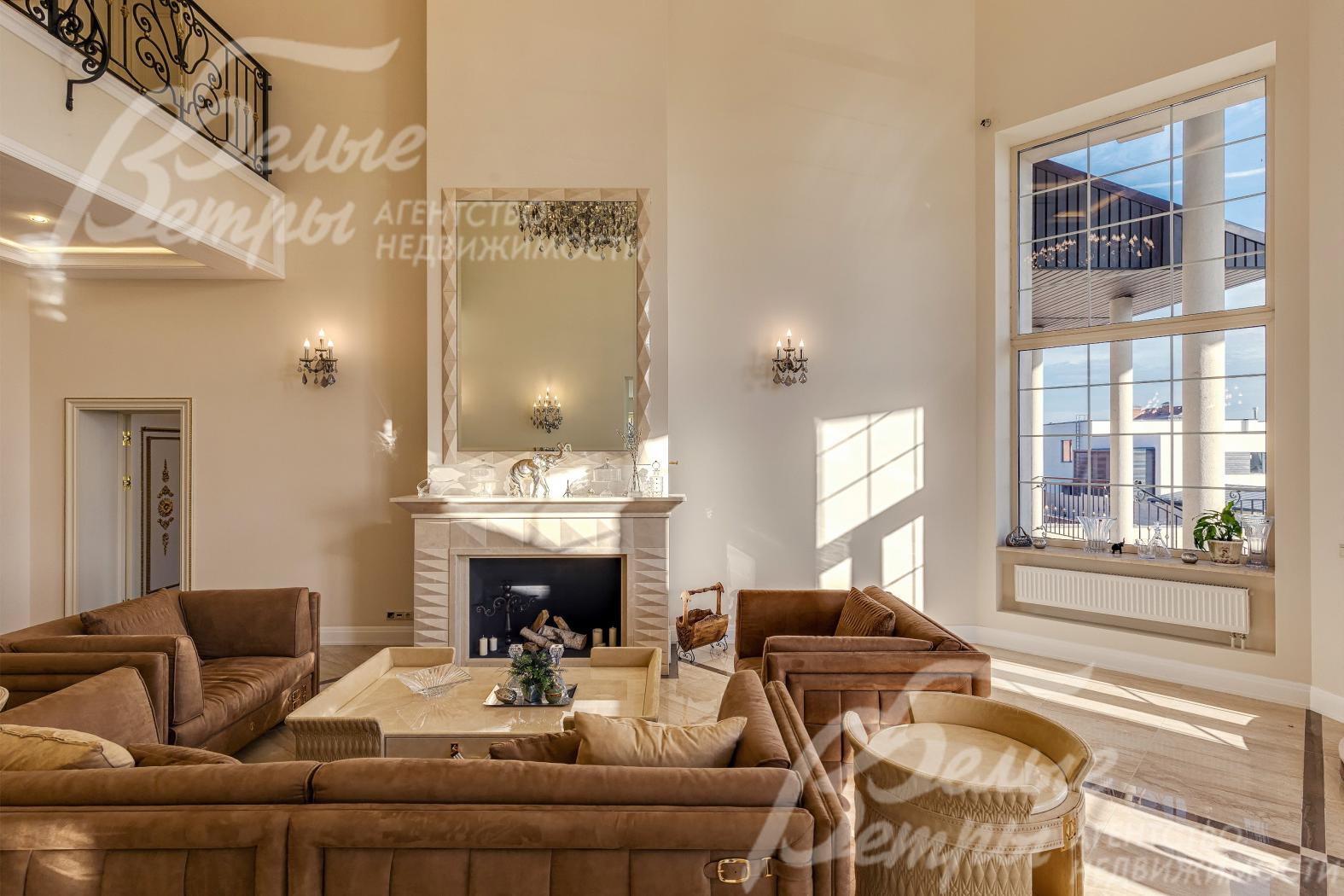 Гостиная со вторым светом и панорамным остеклением с выходом на летнюю террасу.