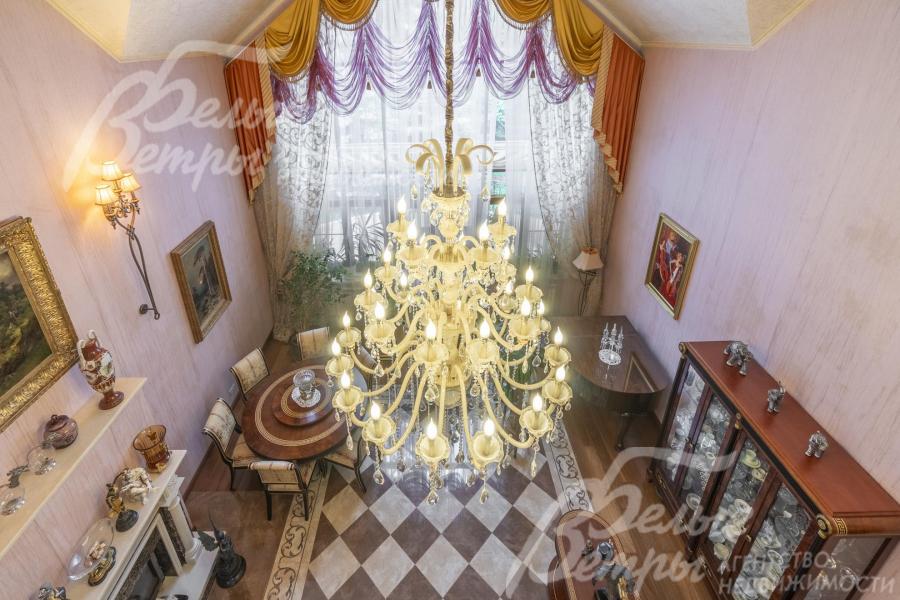 Гостиную украшает дорогостоящая авторская люстра в классическом стиле