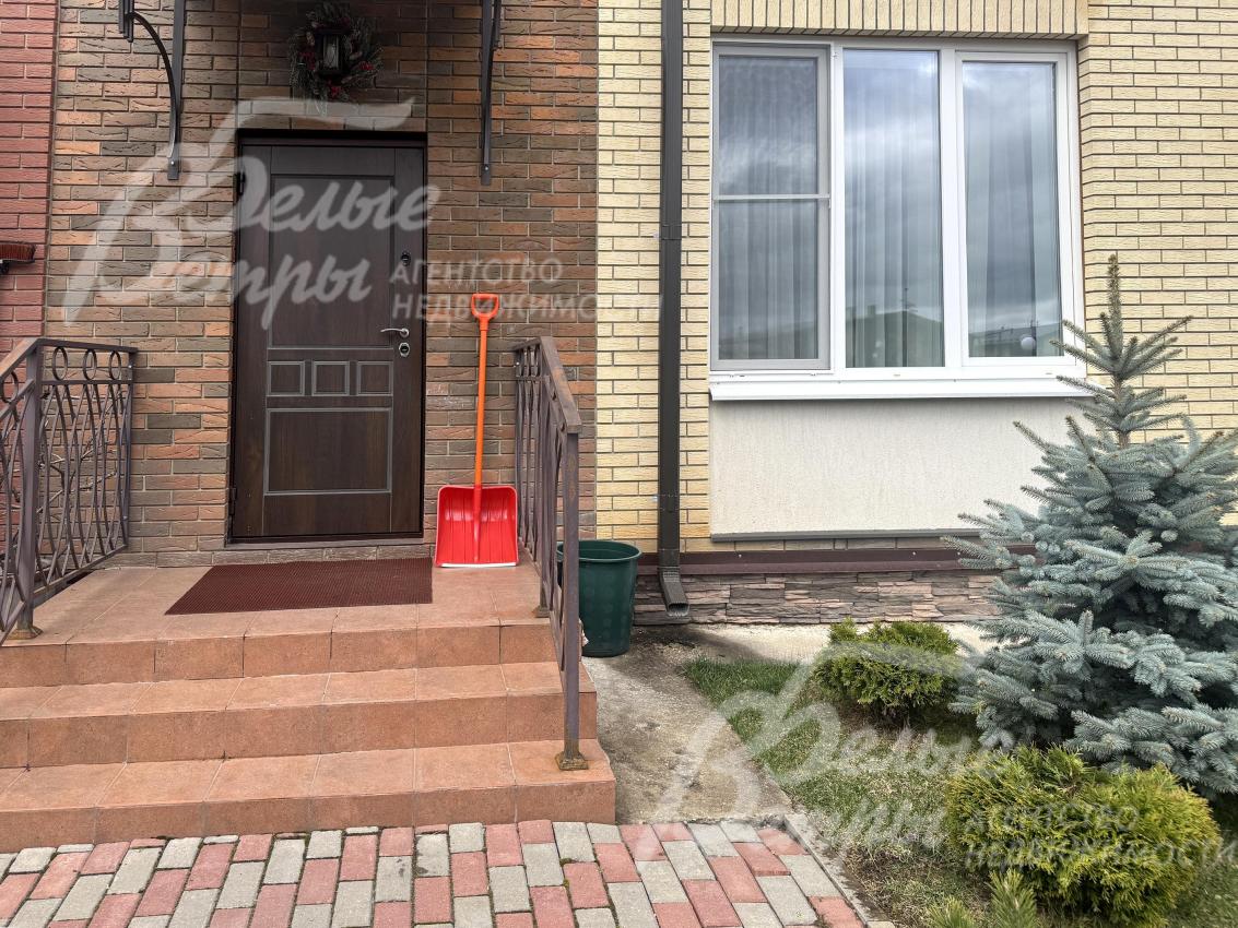 Вход в дом - через крыльцо, на входе установлена входная дверь от компании «Эльбор»