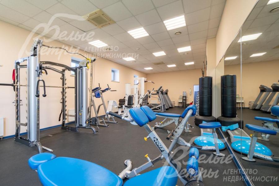 Большой оборудованный тренажерный зал 