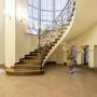 Радиусная монолитная лестница отделана лиственницей
