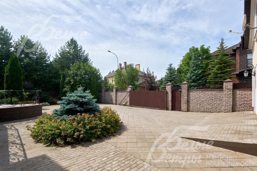 Участок ограждён забором в стиле дома с ленточным фундаментом. Установлены электрические ворота, калитка (открытие с домофона)