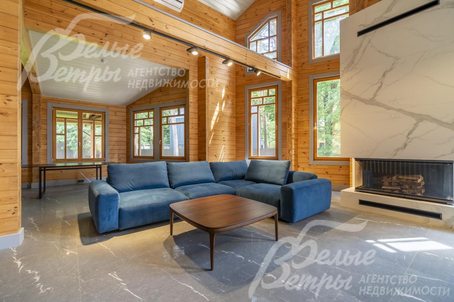 В гостиной установлена диванная группа.