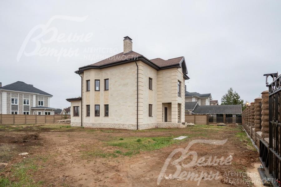 Участок расположен в начале коттеджного посёлка, в тихой зоне, где не слышно дорожного шума