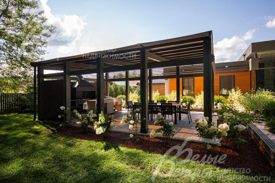 Беседка просторна, эффектно выглядит, стоит на подиуме