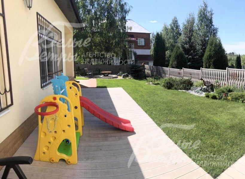 По участку и вокруг дома обустроен дренаж, также есть горка и качели для ребёнка