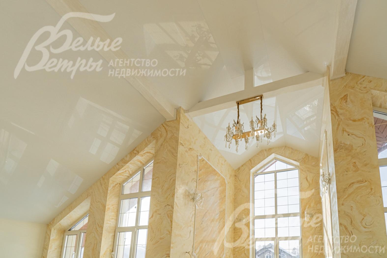 Потолки в холле 2-го этажа натяжные глянцевые.