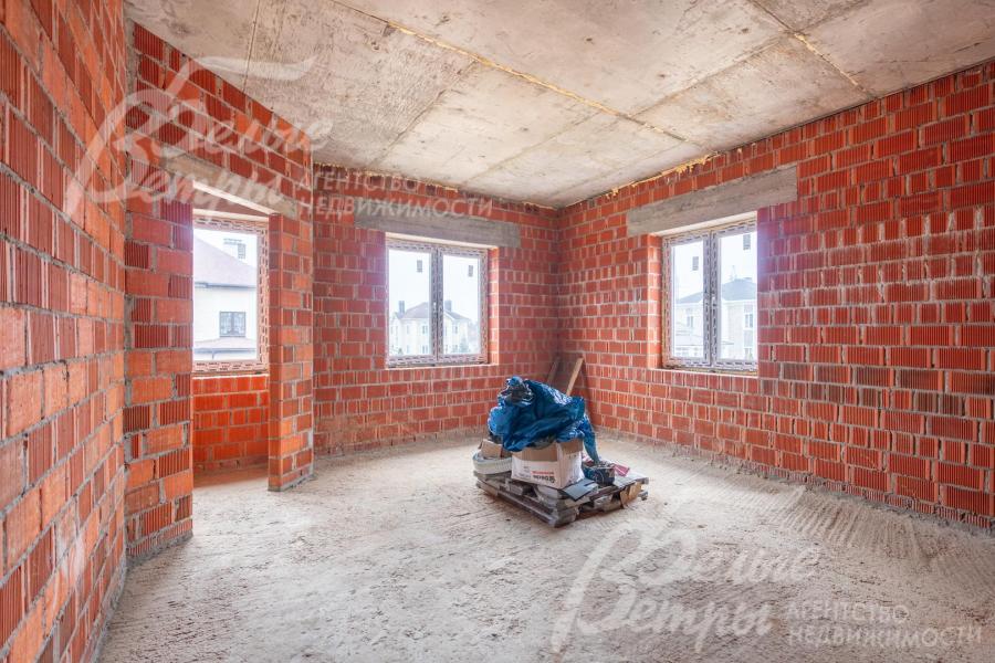 В планировке - четыре просторных спальни: три на втором этаже (в том числе мастер-спальня), одна - на первом этаже