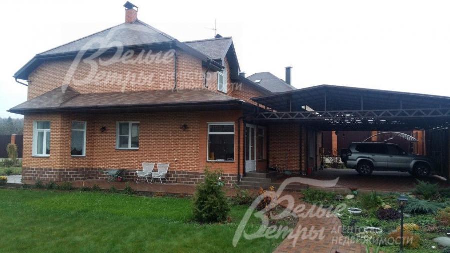 К дому примыкает навес на 2 авто