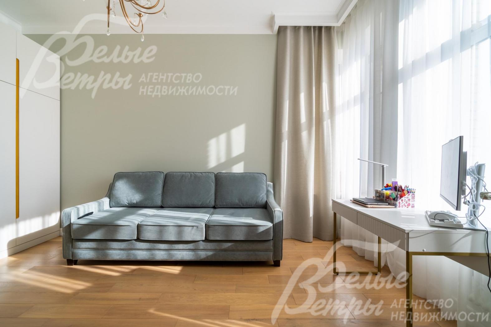 При спальне оборудован кабинет (с выходом в санузел спальни)