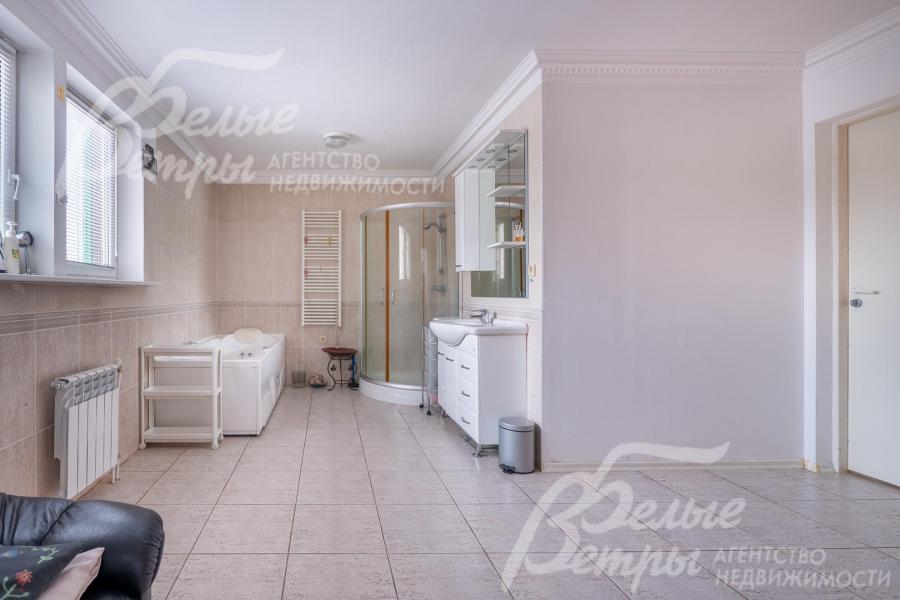 Рядом с сауной расположена просторная открытая зона с ванной и душевой