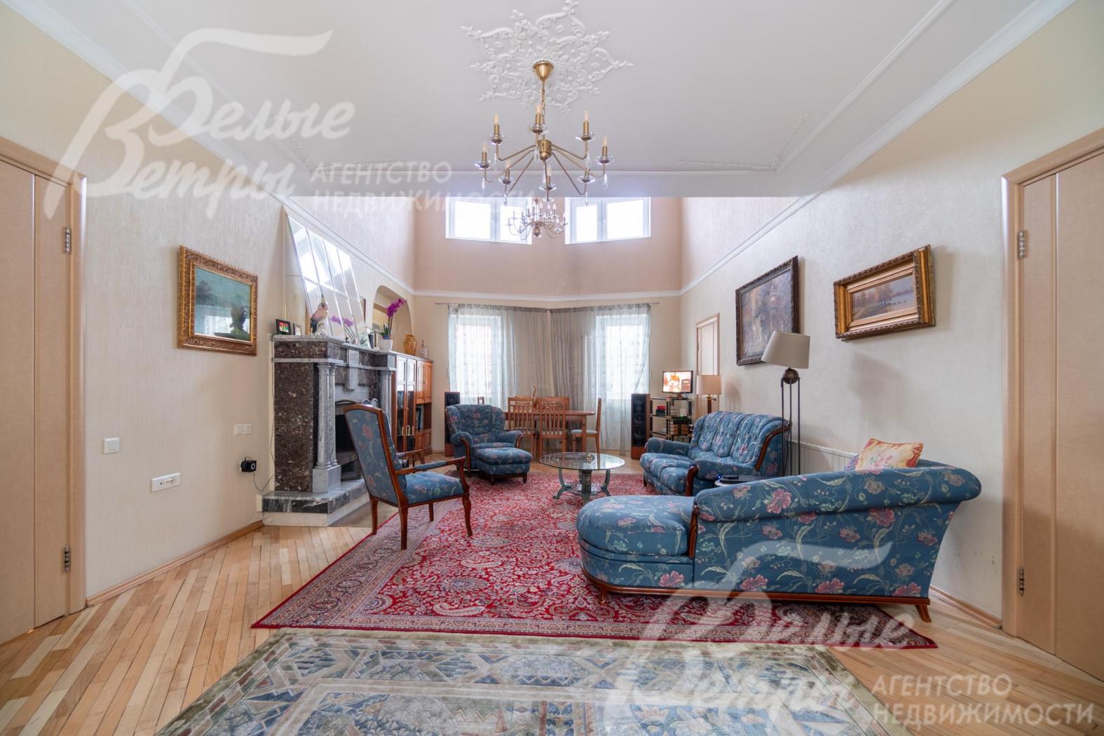 В доме установлены деревянные двери, потолки - подвесные, из гипсокартона