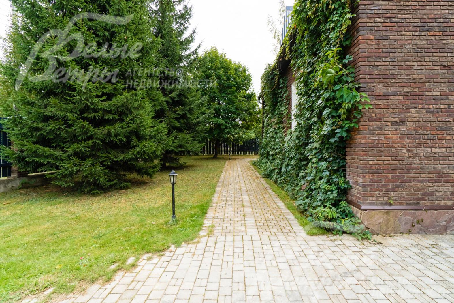 На участке 15 взрослых деревьев