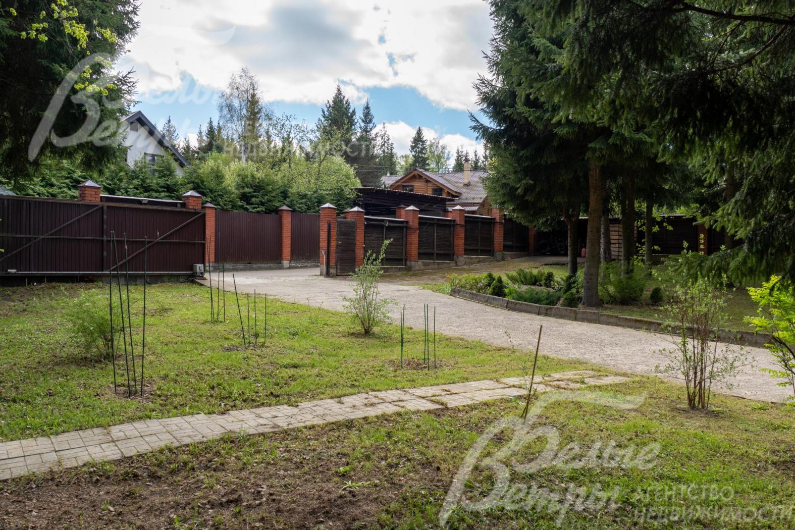 Участок огорожен деревянным штакетником на столбах высотою 2 м